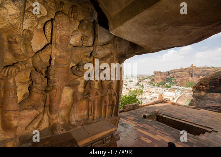 Blick von Badami Höhlen, geschnitzt aus Festgestein im 6. bis 7. Jahrhundert, in Richtung der Stadt, Badami, Karnataka, Indien Stockfoto