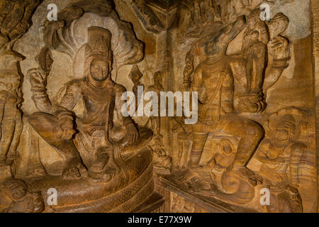 Stein Relief, Badami Höhlen, geschnitzt aus Festgestein im 6. bis 7. Jahrhundert geschnitzt aus festem Gestein, Badami, Karnataka, Indien Stockfoto