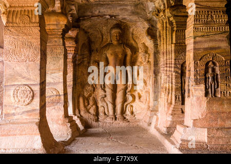 Stein Relief, Badami Höhlen, geschnitzt aus Festgestein im 6. bis 7. Jahrhundert geschnitzt aus festem Gestein, Badami, Karnataka, Indien Stockfoto