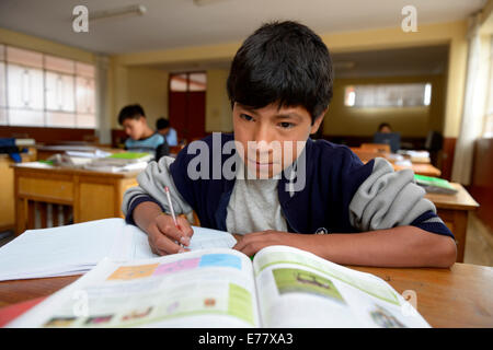 Teenager, 13 Jahre, seine Hausaufgaben in der Schule in ein Kinderheim, Ayacucho, Ayacucho Region, Peru Stockfoto