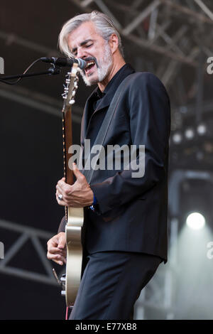 Ruben Block, Sänger und Gitarrist der belgische Rockband Triggerfinger, die live beim Heitere Open Air, Zofingen Stockfoto