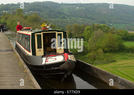 Narrowboat über Llangollen Kanal überqueren malerische walisischen Landschaft der grünen Tal und bewaldeten Hügeln Pontcysllte Aquädukt Stockfoto