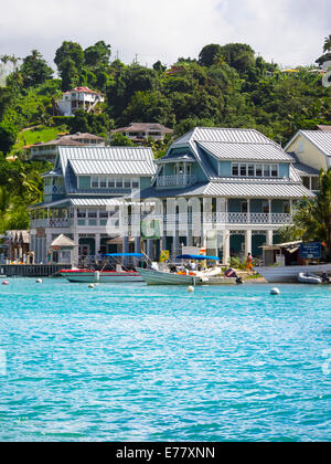 Marina und Geschäfte in Marigot Bay, Region Castries, St. Lucia Island, St. Lucia, kleine Antillen, Inseln unter dem Winde Stockfoto