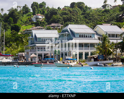 Marina und Geschäfte in Marigot Bay, Region Castries, St. Lucia Island, St. Lucia, kleine Antillen, Inseln unter dem Winde Stockfoto