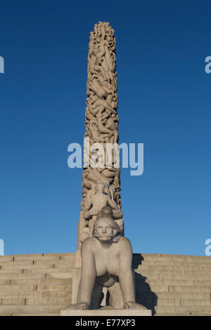 Granit-Skulptur, ein Monolith vor blauem Himmel, Vigeland Installation, Frogner Park, Oslo, Norwegen Stockfoto