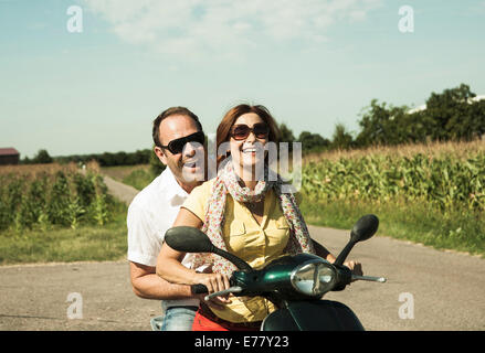 Lächeln, paar fahren mit dem Roller, Mannheim, Baden-Württemberg, Deutschland Stockfoto