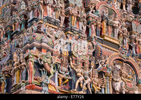 Kunstvolle Statuen auf dem südlichen Turm, Meenakshi Amman Tempel, Madurai, Tamil Nadu, Indien Stockfoto