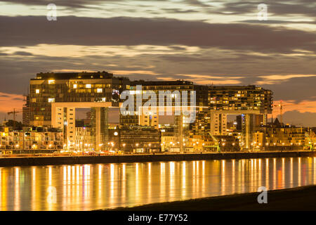 Kran-Häuser auf dem Rhein, Dämmerung, Köln, Nordrhein-Westfalen, Deutschland Stockfoto