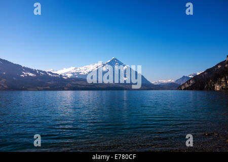Thunersee mit Niesen Berg im Hintergrund, Schweiz Stockfoto