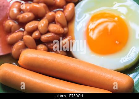 Spiegelei mit Würstchen und Bohnen in Tomatensauce Stockfoto