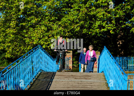 Wanderer und Radfahrer auf der blauen Brücke über den Fluss Foss, York, North Yorkshire, England UK Stockfoto