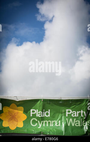 Plaid Cymru – die Party of Wales Banner am National Eisteddfod of Wales, Llanelli, Wales, UK. August 2014. Blauer Himmel staatlich Stockfoto