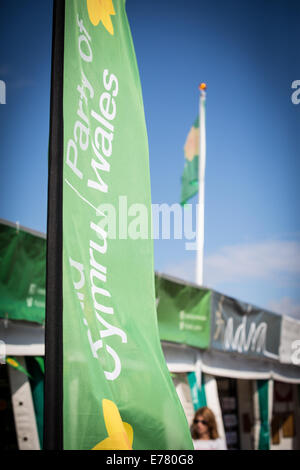 Plaid Cymru – die Party of Wales Banner am National Eisteddfod of Wales, Llanelli, Wales, UK. August 2014. Blauer Himmel staatlich Stockfoto