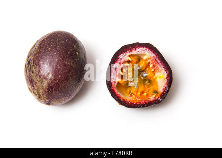 Passionsfrucht/Maracuja isoliert auf einem weißen Studio-Hintergrund. Stockfoto