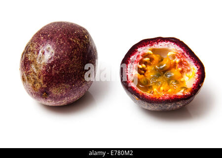 Passionsfrucht/Maracuja isoliert auf einem weißen Studio-Hintergrund. Stockfoto