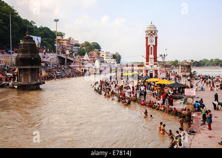 HARIDWAR, Indien - 16 AUGUST: Hindu-Pilger besuchen die Heilige Stadt Haridwar zum Baden im Fluss Ganges. Stockfoto