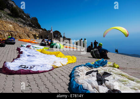 Gleitschirme Ausziehen am Babadag Berg, Ölüdeniz, Türkei Stockfoto