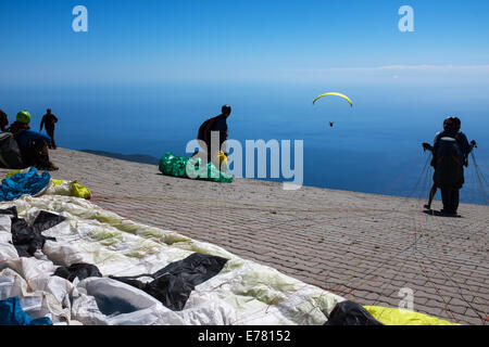Gleitschirme Ausziehen am Babadag Berg, Ölüdeniz, Türkei Stockfoto