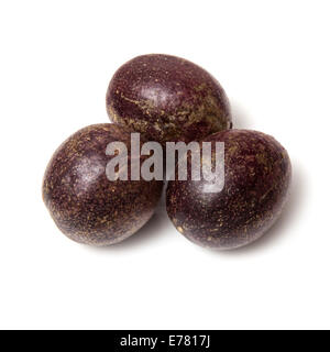 Passionsfrucht/Maracuja isoliert auf einem weißen Studio-Hintergrund. Stockfoto