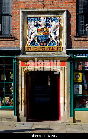 Eingang - auf Fossgate - der Händler Halle mit aufwändigen Wappen, York, North Yorkshire, England UK Stockfoto