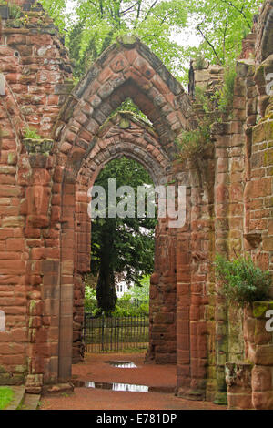 Ruinen der St.-Johannis-Kirche, mit Bögen und Mauern aus rotem Backstein in Smaragd Moos im englischen Stadt Chester beschichtet Stockfoto