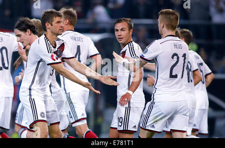 Dortmund, Deutschland. 07. Sep, 2014. Dortmund, Deutschland. 07. Sep, 2014. Deutschlands Thomas Müller feiert erzielte das 2:1 mit Deutschlands Marco Reus (R) während des Spiels zwischen Deutschland und Schottland der Europäischen Qualifikation 2016, Signal Iduna Park in Dortmund am 07. September., 2014. Länderspiel von Weltmeister Deutschland Gegen Schottland in der Qualifikation Für die Europameisteraschaft 2016. © Dpa picture-Alliance/Alamy Live News © Dpa picture-Alliance/Alamy Live News Stockfoto