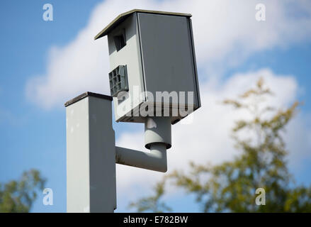 Eine graue Serco rote Ampelkamera an einer Kreuzung. Stockfoto