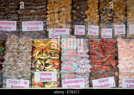 Eine Auswahl von zuckerhaltigen Pick N Mix bunten Süßigkeiten auf dem display Stockfoto