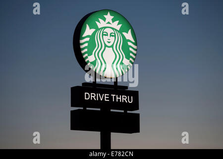 Starbucks Kaffee Fahrt durch Zeichen bei Sonnenuntergang. Stockfoto