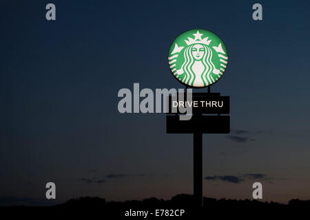 Starbucks Kaffee Fahrt durch Zeichen bei Sonnenuntergang. Stockfoto