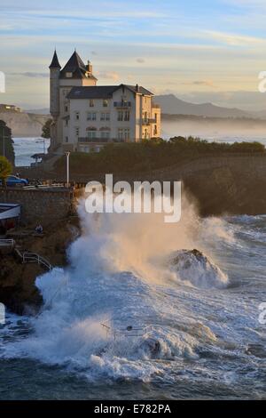 Frankreich, Baskenland, Biarritz, die Villa Belza am Rande des Atlantischen Ozean eines Tages Wellengang am späten Nachmittag Stockfoto