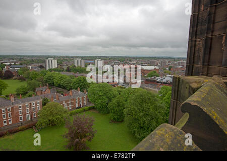 Blick auf riesige Stadtlandschaft, dominiert von Hochhäusern vom Dach des historischen Kathedrale im englischen Stadt Chester Stockfoto