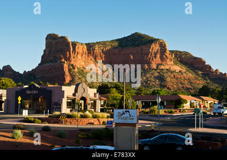Blick auf die Red Rocks von Sedona am frühen Morgen wie aus dem Dorf des Oak Creek, Arizona gesehen. Geschäfte und Hotels. Stockfoto