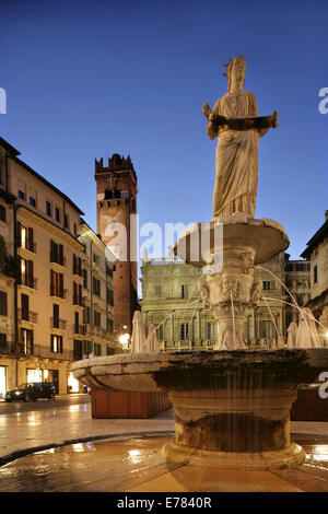 Piazza Delle Erbe, Verona, Italien, mit dem Torre del Gardello im Hintergrund. Stockfoto