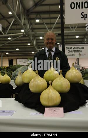 Harrogate, North Yorkshire, UK. 15. September 2013. Ian Neale posiert mit seinen riesigen Knochenmark auf der 2013 Harrogate Herbst Show von 50,5 kg. Diese Woche sieht die Show wieder in Harrogate zeigen Boden in North Yorkshire, wenn versuchen, die Weltrekorde an im riesigen Veg Wettbewerb brechen Ian Neale, Peter Glazebrook. Bildnachweis: Keith fördern/Alamy Live-Nachrichten Stockfoto