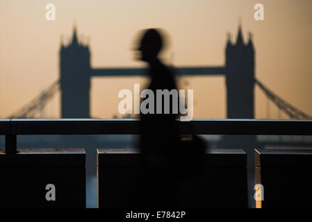 London, UK. 9. September 2014. Ein Pendler kreuzt London Bridge Credit: Piero Cruciatti/Alamy Live News Stockfoto