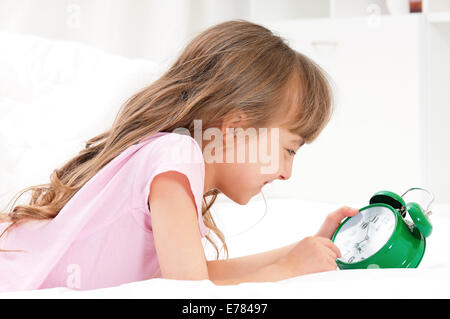 Mädchen auf Bett Stockfoto