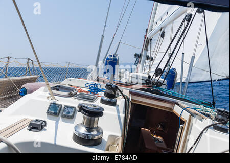 Segelyacht schnell auf vollen Segeln gehen Stockfoto