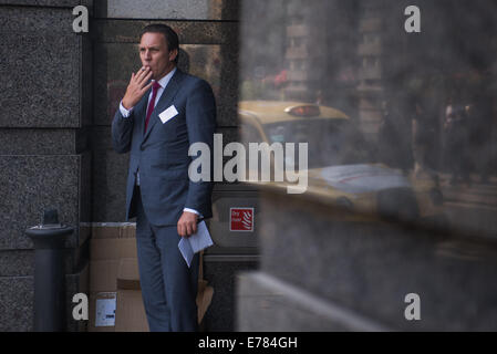 London, UK. 9. September 2014. Ein Mann raucht eine Zigarette in der City von London Credit: Piero Cruciatti/Alamy Live News Stockfoto