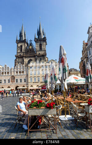 Prager Altstädter Ring Prager Restaurant Menschen Bürgersteig Café Tschechische Republik Tourismus Stadtzentrum Prag Sommer Café im Freien Stockfoto