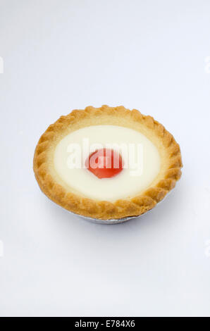 Kirsche Bakewell auf weißem Hintergrund Stockfoto