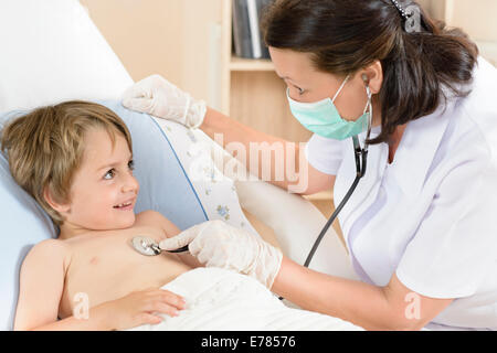 Arzt Beratung einen netten lustigeren junge Stockfoto