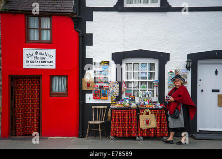 Walisische Dame in Tracht vor dem kleinsten Haus in großen Britain.Conwy,Gwynedd-Nord-Wales Stockfoto