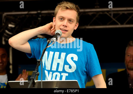 Owen Jones (Journalist, Schriftsteller, linke Aktivistin) spricht bei einer Kundgebung in London gegen Privatisierung des NHS Stockfoto