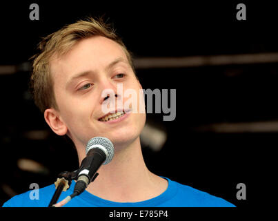 Owen Jones (Journalist, Schriftsteller, linke Aktivistin) spricht bei einer Kundgebung in London gegen Privatisierung des NHS Stockfoto