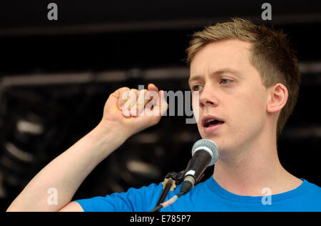 Owen Jones (Journalist, Schriftsteller, linke Aktivistin) spricht bei einer Kundgebung in London gegen Privatisierung des NHS Stockfoto