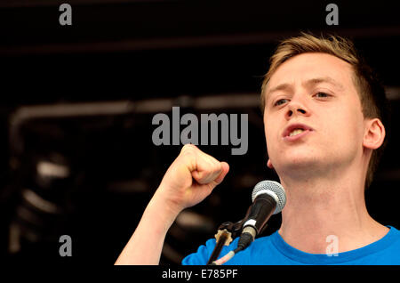 Owen Jones (Journalist, Schriftsteller, linke Aktivistin) spricht bei einer Kundgebung in London gegen Privatisierung des NHS Stockfoto