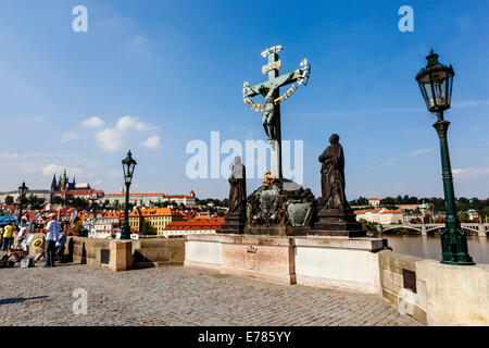 17. Jahrhundert Kreuzigung Statue mit hebräischen Schriftzug in Charles Bridge Prag, Tschechische Republik Stockfoto
