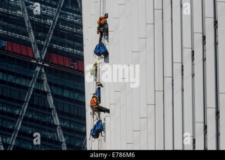 Fenster Reiniger Abseilenden senken sich nach unten das Walkie Talkie Gebäude in der City of London. Stockfoto