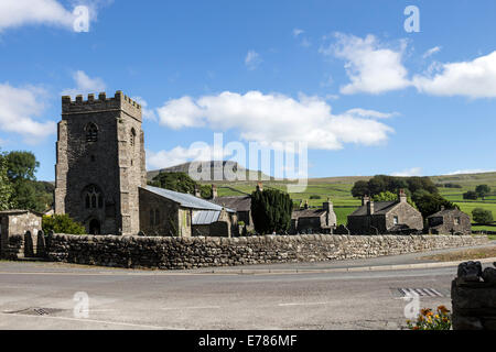 St. Oswald Kirche in dem Dorf Horton in Ribblesdale mit Penyghent (Pen-y-Gent) im Hintergrund Yorkshire Dales England Stockfoto